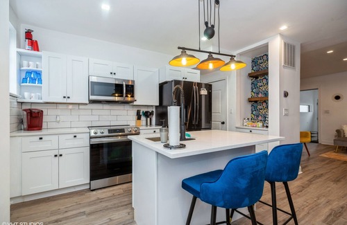 Primos Secane House | Fantastic 3 bedroom, 1.5 bath Townhouse located in the heart of Elmwood Park