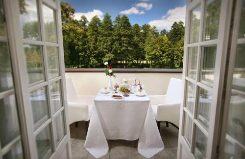Tarczyn Bed & Breakfast | Farma Many B&B, noclegi Suntago & DeepSpot