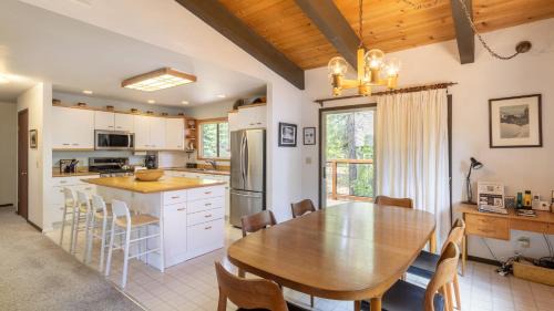 Tahoma House | Fawn by AvantStay Secluded Cabin w Large Deck Surrounded by Forest