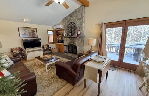 Bretton Woods House | FC14 Slopeside Bretton Woods cottage with AC large patio and private yard Walk to slopes