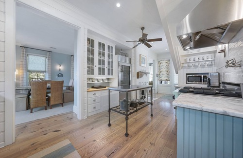 Seaside House | Featured in Coastal Cottage Magazine! Seaside Ave. Location + 2 Adult Bikes!