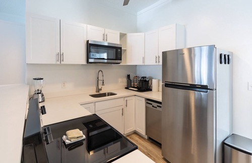Downtown Apartment | Features.Key West Suites Hotel has an outdoor pool and fitness center