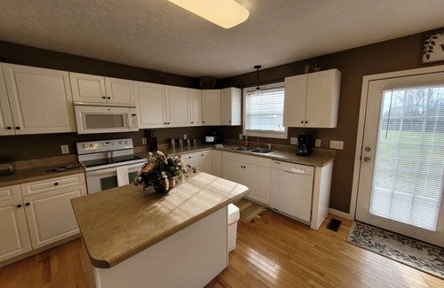 Baxter House | Fenced backyard! 6 miles to Cookeville Boat Dock!