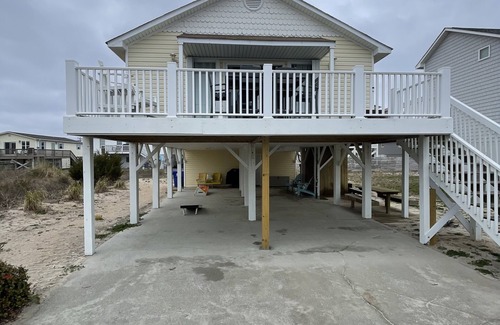 Surf City House | FENCED IN 2nd Row 2 the sea❤️ Shibumi, beach chairs, and linens included.