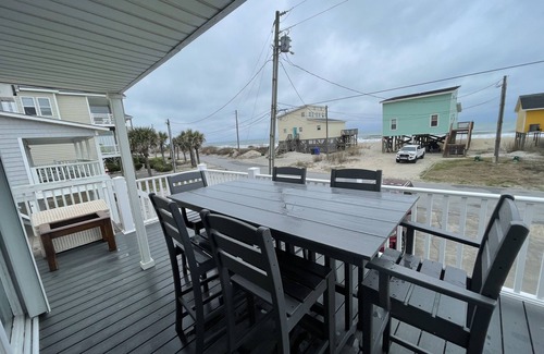 Surf City House | FENCED IN 2nd Row 2 the sea❤️ Shibumi, beach chairs, and linens included.