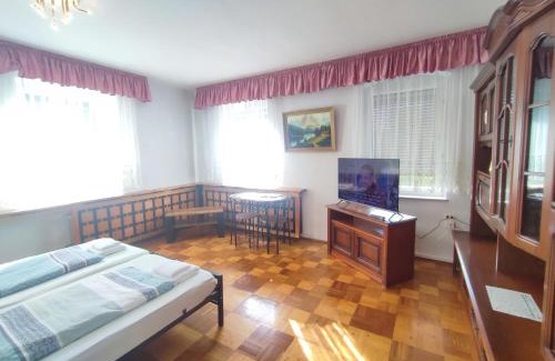 Bad Elster Apartment | FerienHaus "Grimberg" & großes Grundstück