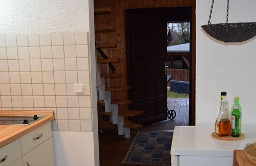 Burg-Dorf Apartment | Ferienhaus Hinterm Bismarckturm - Ferienhaus, Schlafraum, Wohnraum/küchenzeile, Du/wc/bad