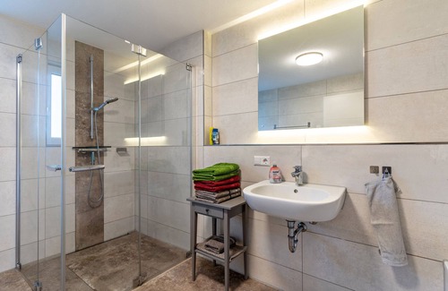 Biederbach Apartment | Ferienwohnung Kapellenblick 2, 85qm, barrierefrei, zwei Schlafzimmer, Wohnzimmer und WLAN