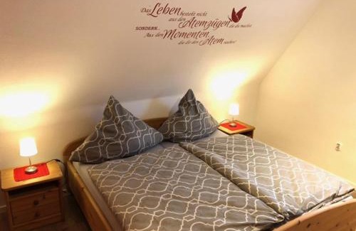 Velmede Apartment | Ferienwohnung Päusken mit Rosengarten im Hochsauerland