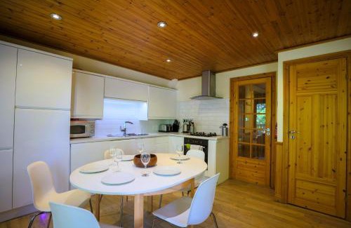 Liverton House | Fern Gully Lodge with Hot Tub - Spa Resort - Devon