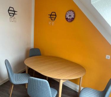 Dessau Apartment | FeWo Paula 4 Personen Parkplatz zentrale Lage ruhige Nebenstraße, DG