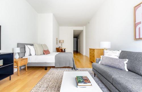 Financial District Apartment | FiDi Studio w Doorman Gym nr WTCWall St NYC-543