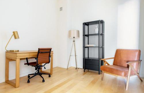 Financial District Apartment | FiDi Studio w Doorman Gym nr WTCWall St NYC-543