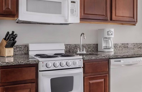 Brush - Stewarts Resort | 𝐅𝐢𝐧𝐝𝐢𝐧𝐠 𝐌𝐞𝐢𝐥𝐢-Beachfront Fun @Ocean Walk Resort+Amenities. 2BR Suite