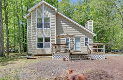 Thornhurst Cottage | Fire Pit, Kayak & Gas Grill: Pocono Lake Home!
