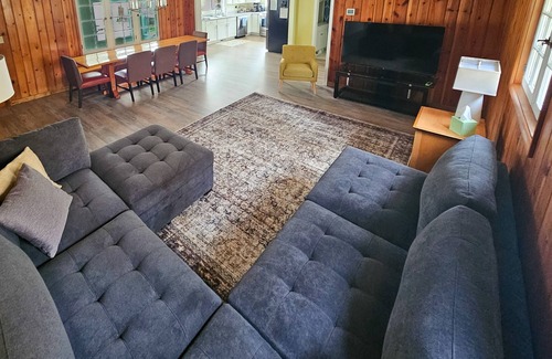 Shelby Cottage | Firepit, BBQ & Kayaks |Walk to Lake, Beach & Dunes