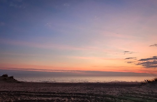 Shelby Cottage | Firepit, BBQ & Kayaks |Walk to Lake, Beach & Dunes