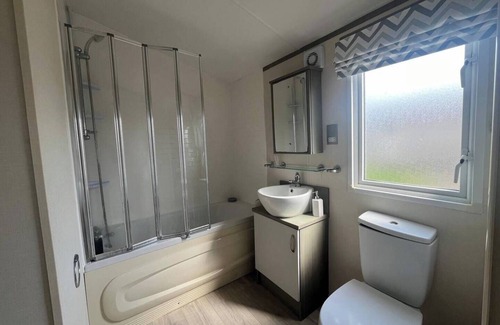 Rhyl Cabin | Flagshipsite-caravan-sleeps7-fast Internet