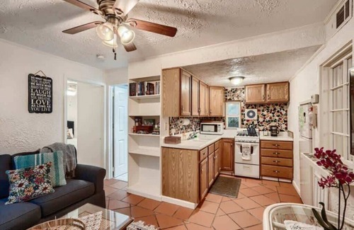 Sunshine Park House | Flamingo Casita - Wander through a Garden Hideaway with Shared Pool