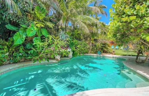 Sunshine Park House | Flamingo Casita - Wander through a Garden Hideaway with Shared Pool