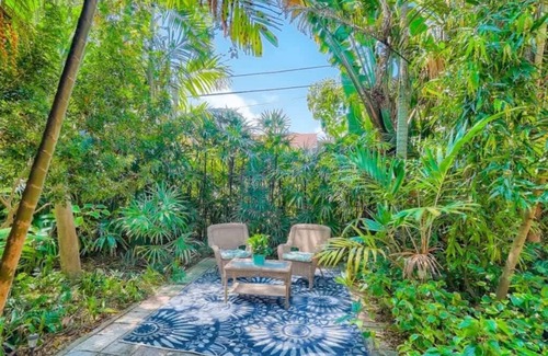 Sunshine Park House | Flamingo Casita - Wander through a Garden Hideaway with Shared Pool