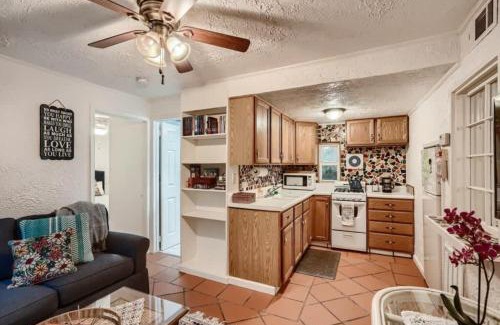 Sunshine Park House | Flamingo Casita - Wander through a Garden Hideaway with Shared Pool