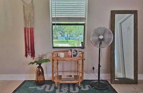 Edgewood House | Flamingo Place - One block to Lauderdale Marine Center - 3 bedroom - 2 bath - King bed