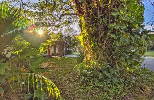 Edgewood House | Flamingo Place - One block to Lauderdale Marine Center - 3 bedroom - 2 bath - King bed