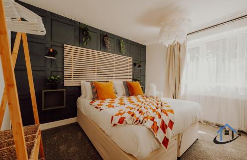 Cradley Apartment | FLAT 5 - Ground floor 2 bed apartment free parking sleeps 6