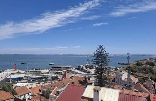 Cacilhas Apartment | Flat in Cacilhas with Lisbon stunning river views