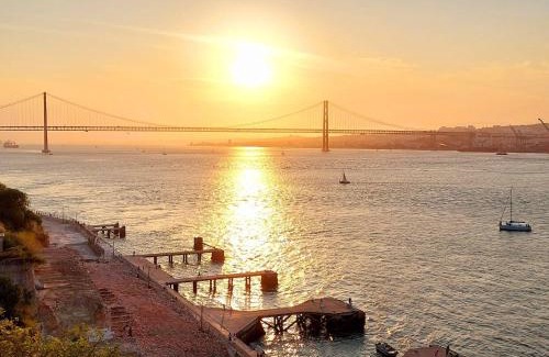 Cacilhas Apartment | Flat in Cacilhas with Lisbon stunning river views