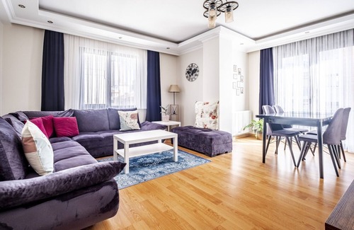 Maltepe Apartment | Flat in Maltepe with Balcony near Shopping Malls