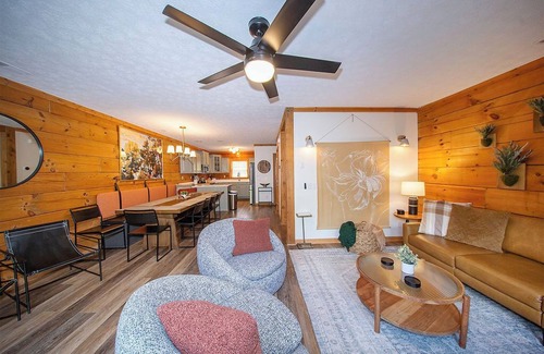 Snowshoe Cabin | Flurry of Savings! Hot Tub | Game Room | King Beds