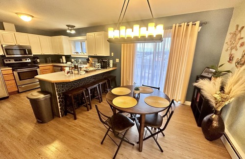 Kodiak House | ✈️🐻 Flying Bear "B" 3- Bedroom 1.5 Bath Comfortable Home 🐻✈️
