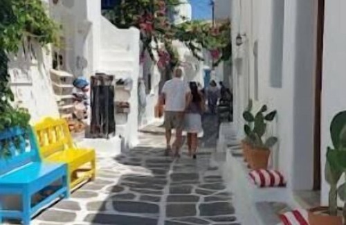 Piso Livadi Apartment | For travelers who wish to get to know Paros and the island's hidden treasures.n
