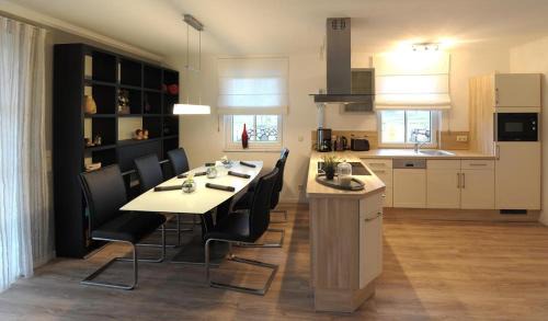 Fuhlendorf House | Forsthaus, exclusives 5-Sterne Reetdachhaus für 6 Personen in Fuhlendorf
