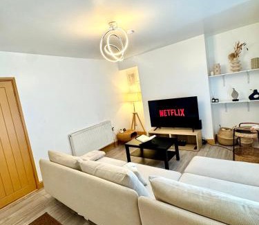 Nottingham House | Fortune Haven- 3BDR Crew House, Free Parking, Fast WiFi & Private Garden