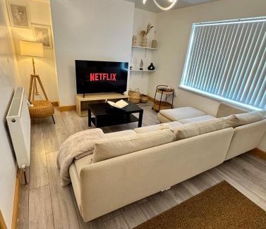 Nottingham House | Fortune Haven- 3BDR Crew House, Free Parking, Fast WiFi & Private Garden