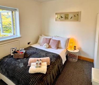 Nottingham House | Fortune Haven- 3BDR Crew House, Free Parking, Fast WiFi & Private Garden