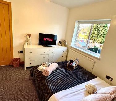 Nottingham House | Fortune Haven- 3BDR Crew House, Free Parking, Fast WiFi & Private Garden