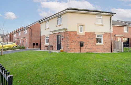 Longridge House | Foxglove Haven | 3-Bed Detached | Large Garden |Drive
