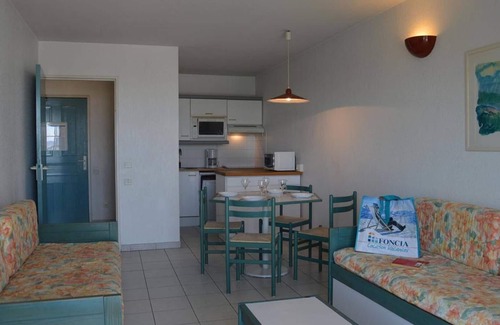 Frejus Port Apartment | Fréjus: 1BR Apt, Sleeps 5, Pool, Beach 150m, Parking, Pets OK
