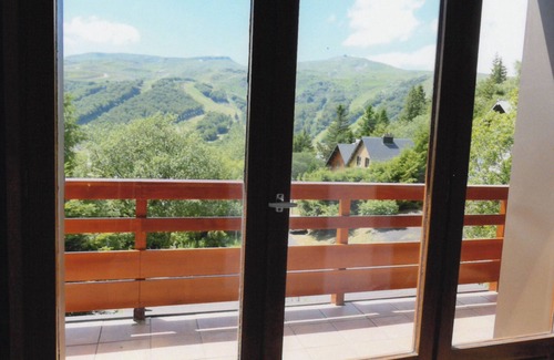 Besse-et-Saint-Anastaise Ski Chalet | Typical chalet near resort center with private parking