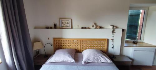 Ouroux-sous-le-Bois-Sainte-Marie Bed & Breakfast | La Coquille, chambre douillette auprès d'un élevage d'escargots