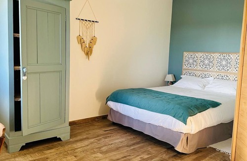 Faverolles Bed & Breakfast | Cozy room with en-suite, access to heated pool and unlimited Wi-Fi