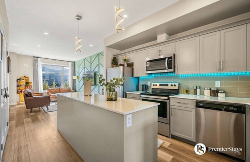 Calgary House | Free Banff Access » AC » King Bed » Sleep 6