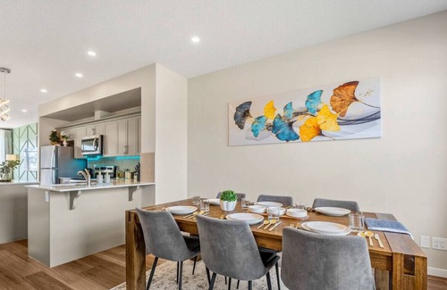 Calgary House | Free Banff Access » AC » King Bed » Sleep 6