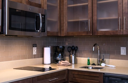 Pecos Condo | Free Breakfast. Pool. Gym. Great Location! Near Maxey Park Zoo