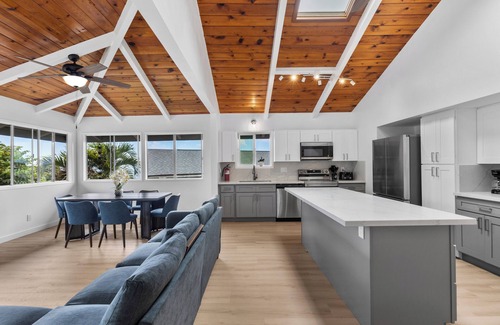Kona Palisades House | Freshly Remodeled w/Vaulted Ceilings ,Lanai view 3.5 mi from Airport Live Local