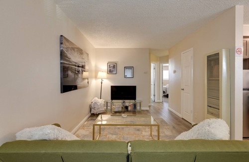 Raisin Apartment | Fresno Apartment w/ Shared Grill & Dining Area